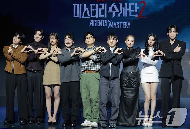 이용진(왼쪽부터)과 존박, 혜리, 김서구 PD, 정종연 PD, 이원기 PD, 가비, 카리나, 김도훈이 19일 서울 마포구 호텔 나루 서울 엠갤러리에서 열린 넷플릭스 예능 '미스터리 수사단 시즌2' 제작발표회에서 포즈를 취하고 있다. ⓒ 뉴스1 권현진 기자