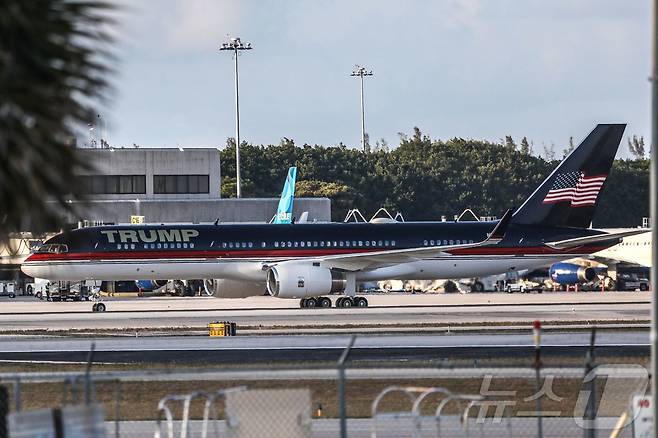2023년 4월 4일 도널드 트럼프 전 미국 대통령의 전용기가 플로리다주 웨스트팜비치의 팜비치 국제공항에 착륙한 후 활주로를 이동하고 있다. 2023.04.04. ⓒ AFP=뉴스1