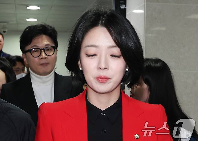 한동훈 전 국민의힘 대표와 배현진 의원이 지난 13일 서울 여의도 국회 소통관에서 기자회견을 마친 후 회견장을 나서고 있다. 2026.2.13 ⓒ 뉴스1 신웅수 기자