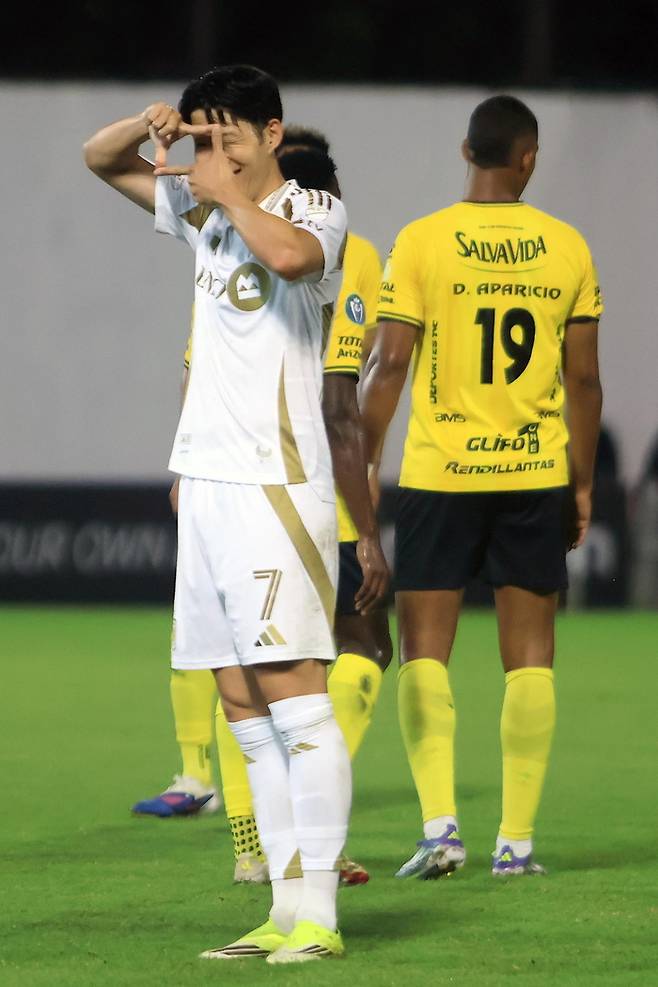 LAFC 손흥민이 18일(한국시간) 온두라스 산페드로술라의 프란시스코 모라산 스타디움에서 열린 레알 에스파냐(온두라스)와 2026 북중미카리브축구연맹(CONCACAF) 챔피언스컵 1라운드 1차전 원정 경기에서 전반 페널티킥으로 득점한 뒤 찰칵 세리머니하고 있다. 사진 | 산페드로술라=EPA연합뉴스