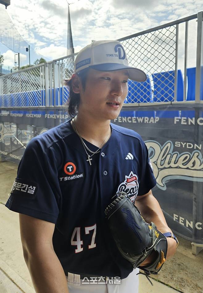 두산 곽빈이 10일(한국 시간) 호주 시드니 블랙타운 야구장에서 진행된 스프링캠프서 라이브피칭 후 취재진 인터부에 응하고 있다. 시드니 | 강윤식 기자 skywalker@sportsseoul.com