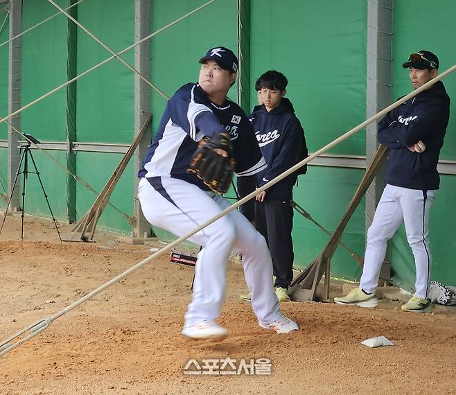 2026 WBC 대표팀 류현진이 18일 일본 오키나와 고친다 구장에서 불펜피칭을 하고 있다. 오키나와 | 김동영 기자 raining99@sportsseoul.com