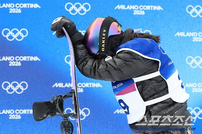 18일 이탈리아 리비뇨 스노보드 여자 슬로프스타일 경기. 한국 유승은이 슬로프스타일 2차 연기를 마쳤다. 아쉬움에 고개를 떨구고 있는 유승은. 리비뇨(이탈리아)=송정헌 기자songs@sportschosun.com/2026.02.18/