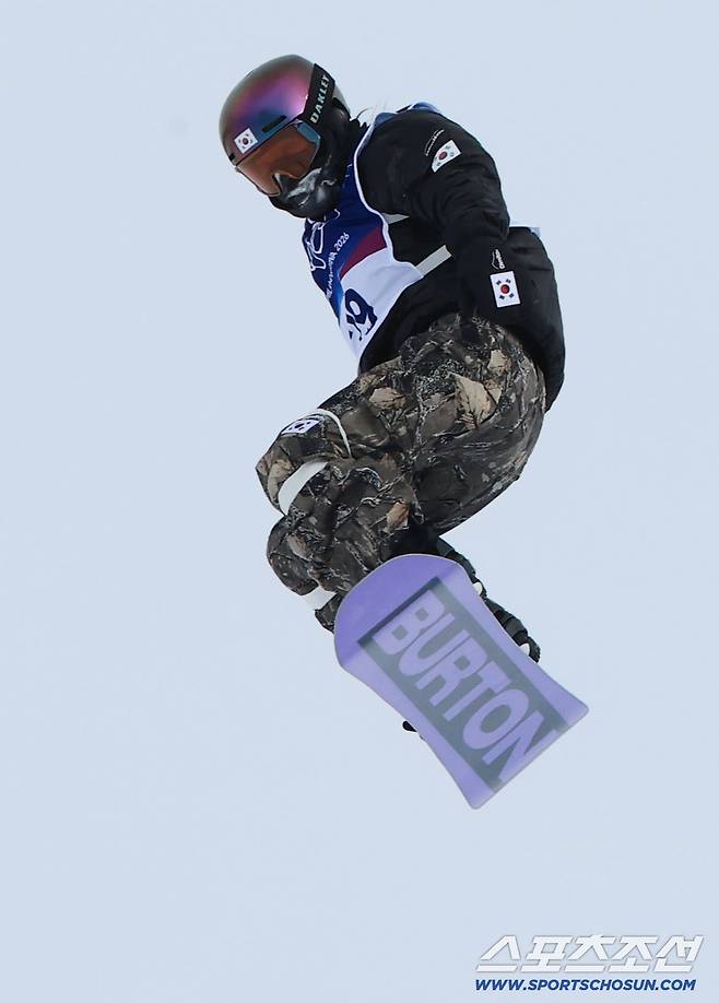 18일 이탈리아 리비뇨 스노보드 여자 슬로프스타일 경기. 한국 대표 유승은이 슬로프스타일 1차 공중연기를 펼치고 있다. 리비뇨(이탈리아)=송정헌 기자songs@sportschosun.com/2026.02.18/