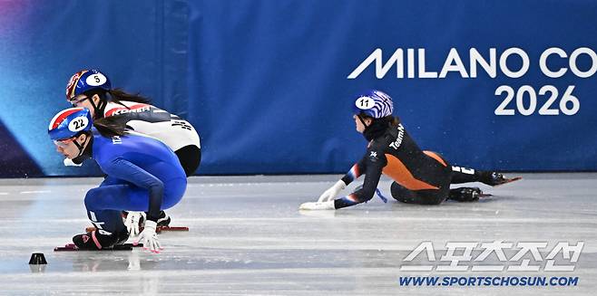 19일(한국시간) 이탈리아 밀라노 스피드스케이팅 아레나에서 열린 밀라노동계올림픽 쇼트트랙 여자 3000m 계주 결승전. 네덜란드 선수와 충돌을 피하며 내달리는 최민정. 밀라노(이탈리아)=송정헌 기자songs@sportschosun.com/2026.02.19/