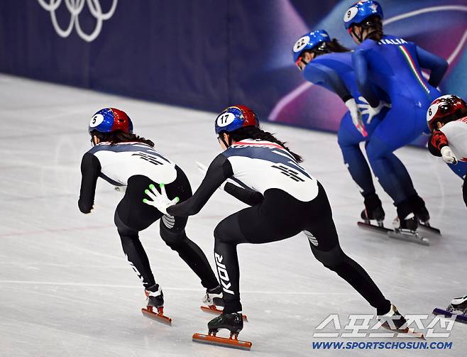 최민정 강하게 밀어주는 심석희. 밀라노(이탈리아)=송정헌 기자songs@sportschosun.com/2026.02.19/