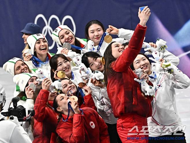 19일(한국시간) 이탈리아 밀라노 스피드스케이팅 아레나에서 열린 밀라노동계올림픽 쇼트트랙 여자 3000m 계주 결승전. 여자 계주 대표팀이 금메달을 차지했다. 이탈리아, 캐나다 선수들과 셀카를 찍으며 기뻐하는 대표팀 선수들. 밀라노(이탈리아)=송정헌 기자songs@sportschosun.com/2026.02.19/