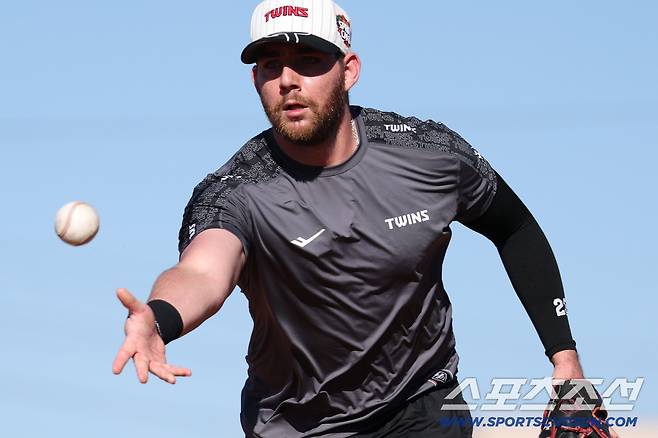 LG 트윈스 오스틴이 미국 애리조나 캠프에서 훈련하고 있다. 사진제공=LG 트윈스