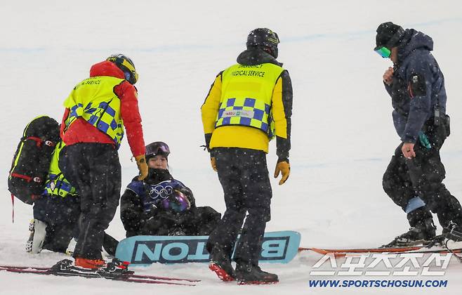 13일(한국시간) 이탈리아 리비뇨 스노파크에서 열린 스키 스노보드 여자 하프파이프 결선에서 최가온이 90.25점을 획득해 금메달을 차지했다. 1차 시기에서 넘어지며 부상을 당한 최가온. 리비뇨(이탈리아)=송정헌 기자songs@sportschosun.com/2026.02.13/