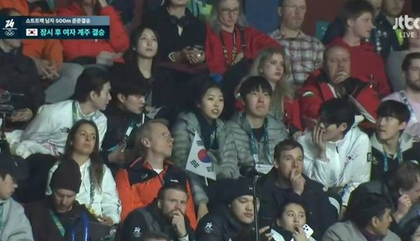 쇼트트랙 응원을 온 이나현. ⓒJTBC