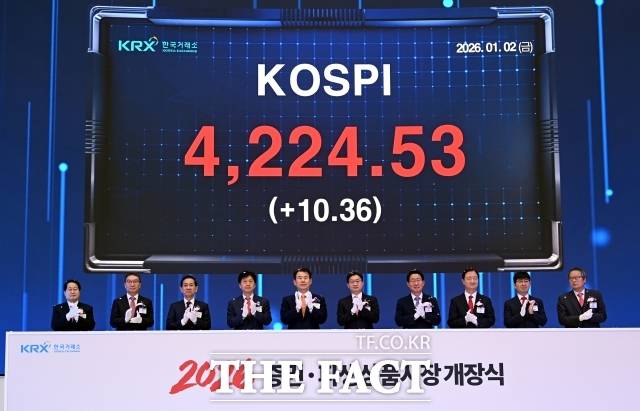 올해 첫 거래일인 1월 2일 정은보 한국거래소 이사장을 비롯한 참석자들이 서울 영등포구 한국거래소 서울사무소에서 열린 2026년도 증권·파생상품시장 개장식에서 개장신호식을 하고 있다. 4224.53으로 출발한 올해 코스피는 명절 휴장 전날인 13일 종가 기준 30.35% 상승했다. /이새롬 기자
