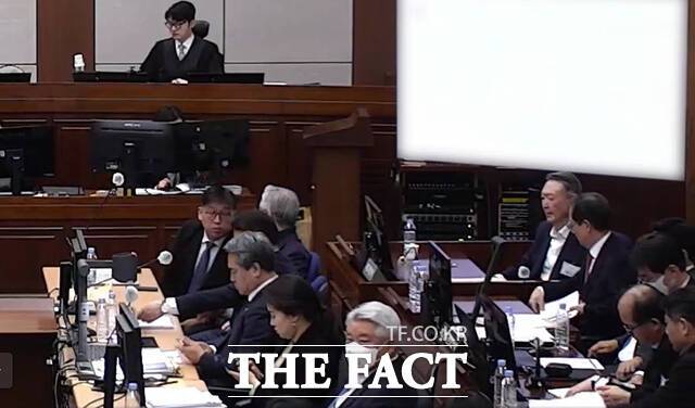 내란 우두머리 혐의를 받는 윤석열 전 대통령이 13일 오전 서울중앙지법에서 열린 결심공판에서 한숨을 쉬고 있다. /서울중앙지법