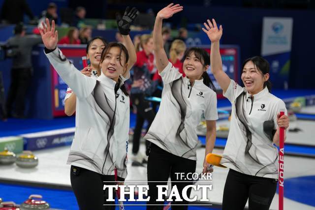 한국 여자 컬링 대표팀이 19일(한국시간) 오후 10시 5분 이탈리아 코르티나 컬링 올림픽 스타디움에서 캐나다와 라운드로빈 최종 9차전을 치른다. 사진은 18일 스웨덴을 상대로 승리한 한국 여자 컬링 대표팀. /코르티나담페초=AP/뉴시스