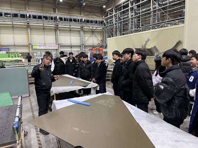 진주시. 학교를 넘어 지역 전체가 교육의 현장으로 - 우주항공기업 연계프로그램