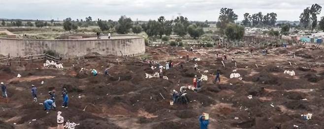 남아프리카공화국의 불법 금 채굴자들이 일하는 모습. 유튜브 캡처
