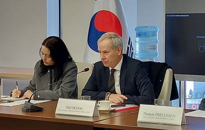 올로프 스코그 유럽연합(EU) 대외관계청(EEAS) 사무차장이 19일 서울 중구 서울스퀘어에 위치한 주한유럽연합대표부 사무소에서 취재진 물음에 답하고 있다. 주한유럽연합대표부