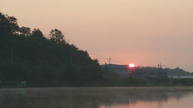 출근길 맑음…전국 최저 영하 8도 [오늘날씨]=목요일인 오늘(19일) 날씨는 전국이 대체로 맑겠다. 아침 최저기온은 -8~2℃, 낮 최고기온은 5~13℃가 되겠다. 경상권 내륙을 중심으로 낮과 밤의 기온차가 15℃ 이상으로 크겠으니, 건강관리에 유의하기 바란다. 미세먼지 농도는 대부분 지역에서 ‘보통’ 수준을 보이겠다. ⓒbnt뉴스: 오늘날씨, 내일날씨, 주간날씨 예보
