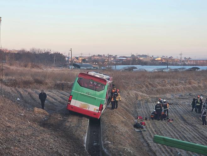 19일 오전 6시 57분쯤 전북 익산시 여산면의 한 논길에서 21명이 타고 있던 회사 통근버스가 농수로로 추락했다. 이 사고로 버스 기사 1명이 숨졌고 회사원 20명이 다쳐 병원으로 이송됐다. 사진은 사고가 난 버스./연합뉴스