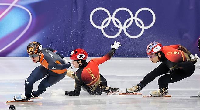 중국 쇼트트랙 선수 린샤오쥔(한국명 임효준)이 14일(현지시각) 이탈리아 밀라노 아이스스케이팅 아레나에서 열린 2026 밀라노·코르티나담페초 동계올림픽 쇼트트랙 남자 1500m 준준결승에서 넘어지고 있다./ 뉴스1
