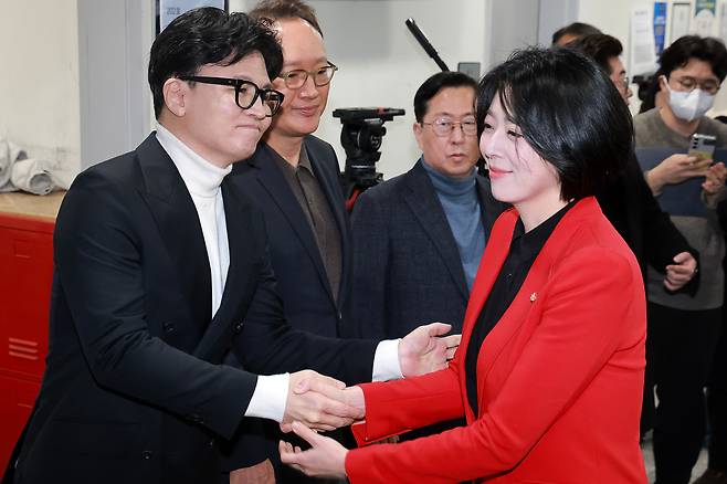 <YONHAP PHOTO-6854> 인사하는 한동훈-배현진    (서울=연합뉴스) 신현우 기자 = 국민의힘 배현진 의원이 13일 국회 소통관에서 당 중앙윤리위원회가 배 의원에 대해 당원권 정지 1년 처분을 내린 것과 관련해 기자회견하기 앞서 한동훈 전 대표와 인사하고 있다. 2026.2.13    nowwego@yna.co.kr/2026-02-13 18:12:56/<저작권자 ⓒ 1980-2026 ㈜연합뉴스. 무단 전재 재배포 금지, AI 학습 및 활용 금지>