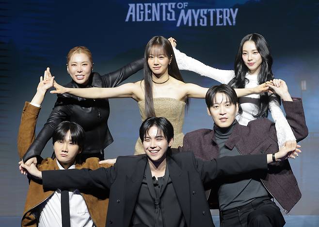 가비(왼쪽 위 부터 시계방향)와 혜리, 카리나, 존박, 김도훈, 이용진이 19일 서울 마포구 호텔 나루 서울 엠갤러리에서 열린 넷플릭스 예능 '미스터리 수사단 시즌2' 제작발표회에서 포즈를 취하고 있다. /뉴스1