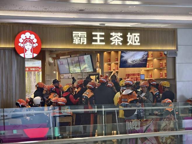 지난 6일 알리바바가 자사 AI앱 '큐원'에서 '밀크티 쿠폰' 이벤트를 연 후 중국 내 한 밀크티 집 앞에 배달 기사들이 몰린 모습./X