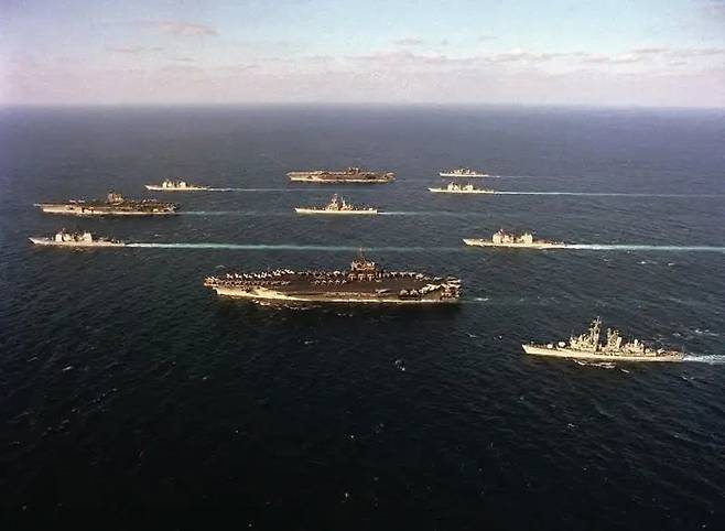 1991년 '사막의 폭풍' 작전에 투입된 미 항모 사라토가, 아메리카, 존 F 케네디 함이 함께 항진하는 모습/미 국방부