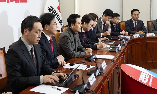 장동혁 국민의힘 대표가 19일 서울 여의도 국회에서 열린 최고위원회의에서 모두발언하고 있다./뉴스1