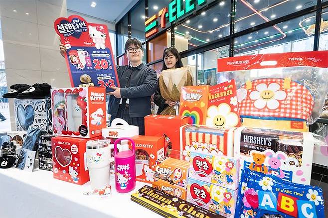 모델들이 세븐일레븐에서 발렌타인데이 관련 상품들을 소개하고 있다.ⓒ세븐일레븐