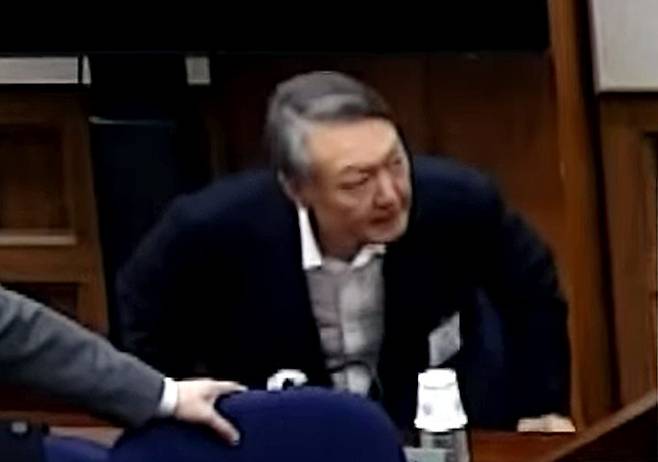 윤석열 전 대통령이 19일 오후 서울 서초구 서울중앙지방법원에서 열린 12·3 비상계엄 관련 내란 우두머리 혐의 사건 1심 선고공판에 출석해 자리에 앉아 있다. 뉴스1