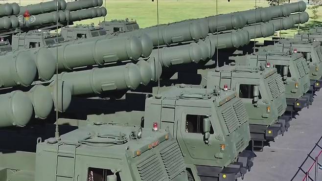 북한 조선중앙TV는 김정은 국무위원장이 지난 18일 평양에서 열린 ‘600㎜대구경방사포 증정식’에 참석했다고 19일 보도했다. 한미 군 당국은 북한의 600㎜초대형방사포(KN-25)를 단거리탄도미사일(SRBM)로 분류하고 있다. 이는 한반도 전역을 사정권에 두며, 북한은 전술 핵탄두를 탑재할 수 있다고 주장해왔다. (사진=조선중앙TV 캡처) 2026.02.19. 뉴시스