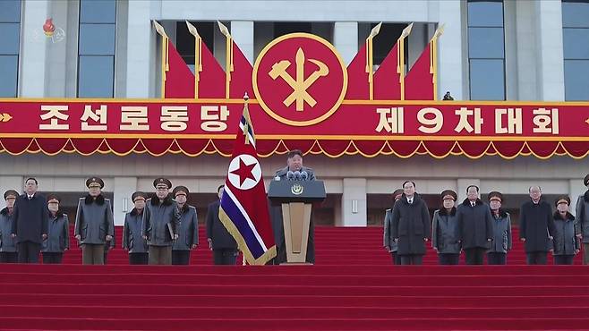 북한 조선중앙TV는 김정은 국무위원장이 지난 18일 평양에서 열린 ‘600㎜대구경방사포 증정식’에 참석했다고 19일 보도했다. 한미 군 당국은 북한의 600㎜초대형방사포(KN-25)를 단거리탄도미사일(SRBM)로 분류하고 있다. 이는 한반도 전역을 사정권에 두며, 북한은 전술 핵탄두를 탑재할 수 있다고 주장해왔다. (사진=조선중앙TV 캡처) 2026.02.19. 뉴시스