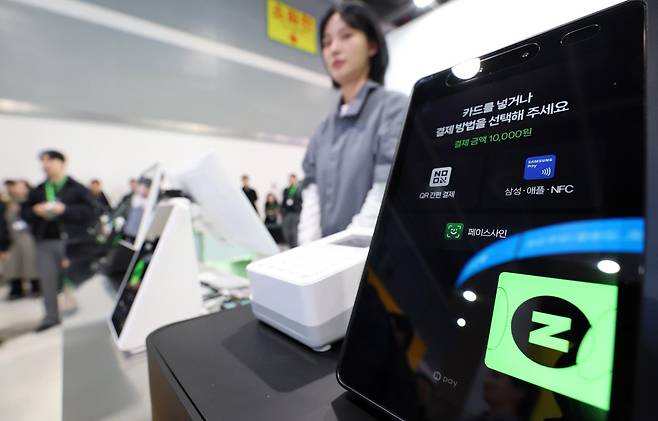26일 서울 서초구 aT센터에서 열린 코리아 핀테크 위크 2025에 마련된 네이버페이 부스에서 관람객들이 네이버페이 결제 시스템을 살펴보고 있다. 2025.11.26 사진공동취재