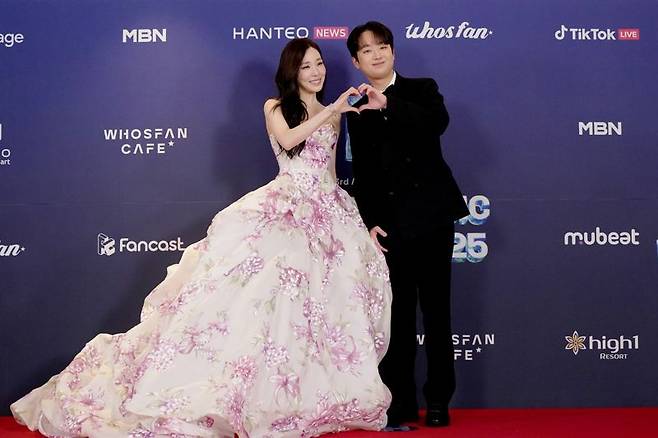 지난 15일 서울 송파구 올림픽공원 KSPO DOME에서 열린 ‘33주년 한터뮤직어워즈 2025’에서 시상식 사회를 본 소녀시대 출신 티파니 영(왼쪽)과 트로트 가수 이찬원이 기념촬영을 하고 있다. 한터글로벌 제공