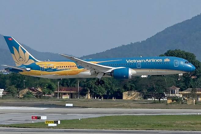 지난해 12월26일 베트남 하노이 노이바이 국제공항 활주로에 베트남항공 여객기가 착륙하고 있는 모습.AFP연합뉴스