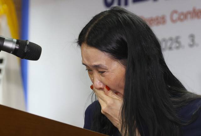 지난해 3월26일 서울 중구 진실화해위에서 열린 해외입양 아동 인권침해 사건 진실규명 발표 기자회견에서 해외입양됐던 김유리씨가 본인 사례를 발표하며 울고 있다. 윤운식 선임기자 yws@hani.co.kr