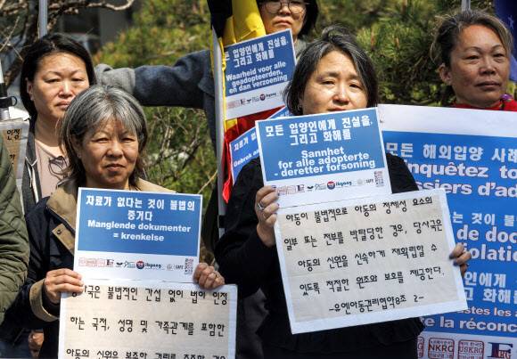 진실화해위에 진실규명을 신청했던 해외 입양인과 국내외 단체 대표들이 2025년 4월10일 서울 중구 진실화해위 앞에서 기자회견을 열고 진실규명 결정 대상에서 제외된 311명을 진실규명하라고 요구했다. 하지만 결국 311명은 ‘조사 중지’돼 3기로 넘겨졌다. 연합뉴스