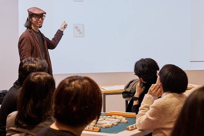 복잡한 마작 게임에 대해 설명하고 있는 문화비평가 이명석씨(맨 왼쪽)와 수강생들. 염서정 스튜디오 어댑터