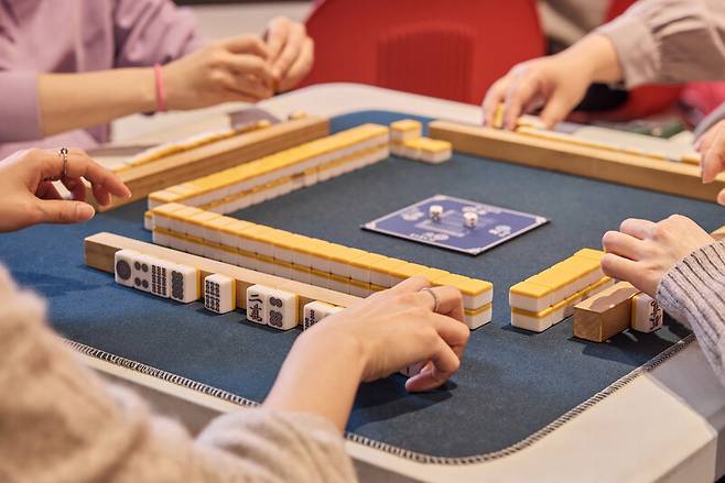 4인용 놀이 게임인 마작. 염서정 스튜디오 어댑터