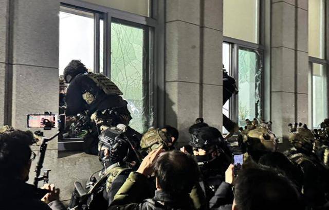 윤석열 전 대통령이 긴급 대국민담화를 통해 비상계엄령을 발표한 가운데 2024년 12월 4일 서울 여의도 국회에서 계엄군이 창문을 깨고 진입하고 있다. 독자 제공