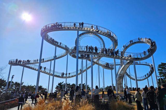 경북 포항시 북구 환호공원에 설치된 스페이스워크가 설 연휴 기간 관광객들로 북적이고 있다. 포항시 제공