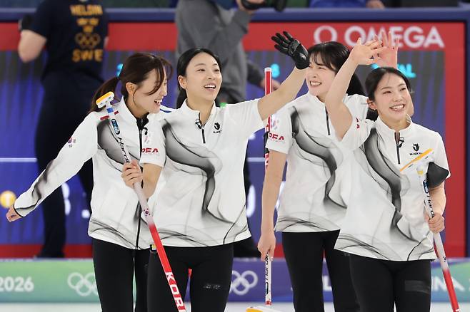 <yonhap photo-6730="">18일(현지시간) 이탈리아 코르티나담페초 컬링 올림픽 스타디움에서 열린 2026 밀라노ㆍ코르티나담페초 동계올림픽 컬링 여자 라운드로빈 한국과 스웨덴의 경기에서 8-3으로 승리를 거둔 한국 대표팀 선수들이 관중에 손을 흔들고 있다. [사진=연합뉴스]</yonhap>