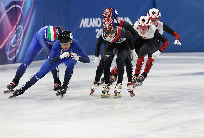 <yonhap photo-2871="">18일(현지시간) 이탈리아 밀라노 아이스스케이팅 아레나에서 열린 2026 밀라노-코르티나담페초 동계올림픽 쇼트트랙 여자 3000m 계주 결승에서 한국 최민정이 마지막 주자인 김길리를 밀어주고 있다. 2026.2.19 [사진=연합뉴스]</yonhap>