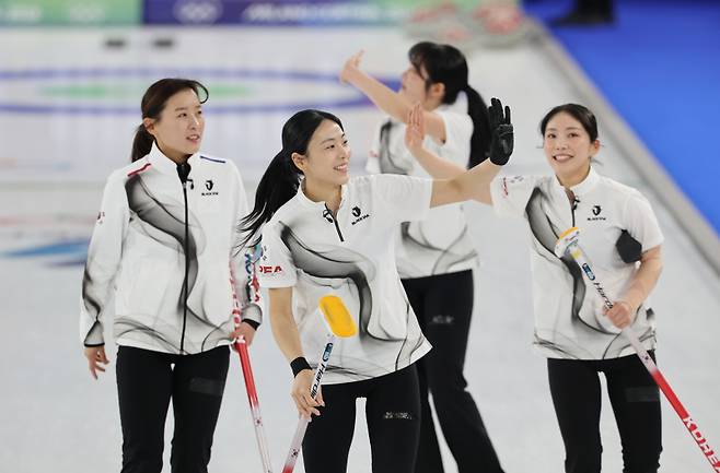 <yonhap photo-6548="">18일(현지시간) 이탈리아 코르티나담페초 컬링 올림픽 스타디움에서 열린 2026 밀라노ㆍ코르티나담페초 동계올림픽 컬링 여자 라운드로빈 한국과 스웨덴의 경기에서 8-3으로 승리를 거둔 한국 대표팀 선수들이 기뻐하고 있다. [사진=연합뉴스]</yonhap>