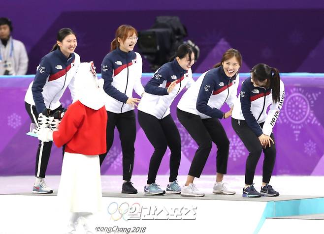 "2018평창 동계올림픽 쇼트트랙 경기가 20일 오후 강릉 아이스아레나에서 펼쳐졌다. 여자 3,000m계주에서 금메달을 딴 심석희?김아랑?최민정?김예진 이유빈 등 한국 선수들이 시상식에서 환호하고있다... 강릉=정시종 기자