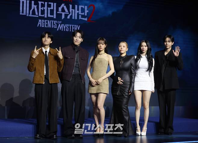 이용진, 존박, 혜리, 가비, 카리나, 김도훈이 19일 오전 서울 마포구 호텔 나루 서울 엠갤러리에서 열린 넷플릭스 예능 '미스터리 수사단' 시즌2 제작발표회에 참석해 포토타임을 갖고 있다. '미스터리 수사단' 시즌2는 과학적으로 설명할 수 없는 기묘한 사건들을 추적하고 해결하는 어드벤처 추리 예능. 오는 27일 공개. 서병수 기자 qudtn@edaily.co.kr /2026.02.19/