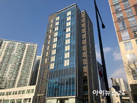 오피스텔이 '아파트 대체재'로서 몸값을 올리고 있다. 사진은 서울 영등포구의 오피스텔 건물. [사진=김민지 기자]