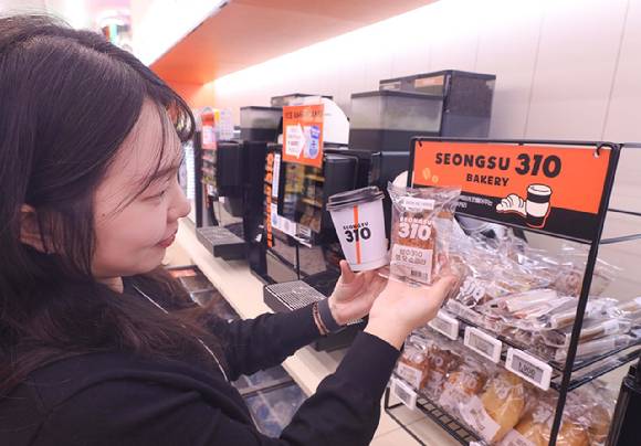 모델이 이마트24 성수310에서 베이커리와 커피를 소개하고 있다. [사진=이마트24]