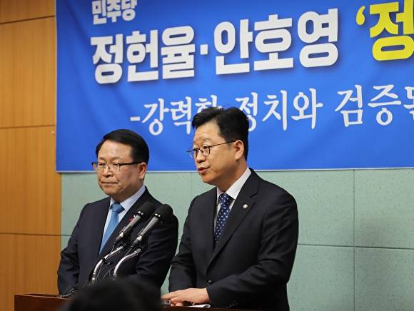 안호영 의원과 정헌율 익산시장이 공동 기자회견을 갖고 있다. [사진=안호영 의원 ]