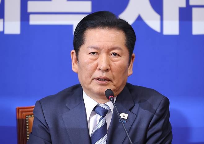 법원이 내란 우두머리 혐의로 기소된 윤석열 전 대통령에 대해 무기징역을 선고한 19일 더불어민주당 정청래 대표가 국회에서 열린 최고위원회의에서 발언하고 있다. 2026.2.19 [사진=연합뉴스]